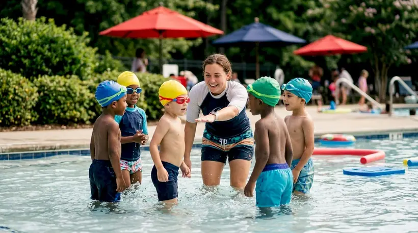 Children learning to swim in group lesson